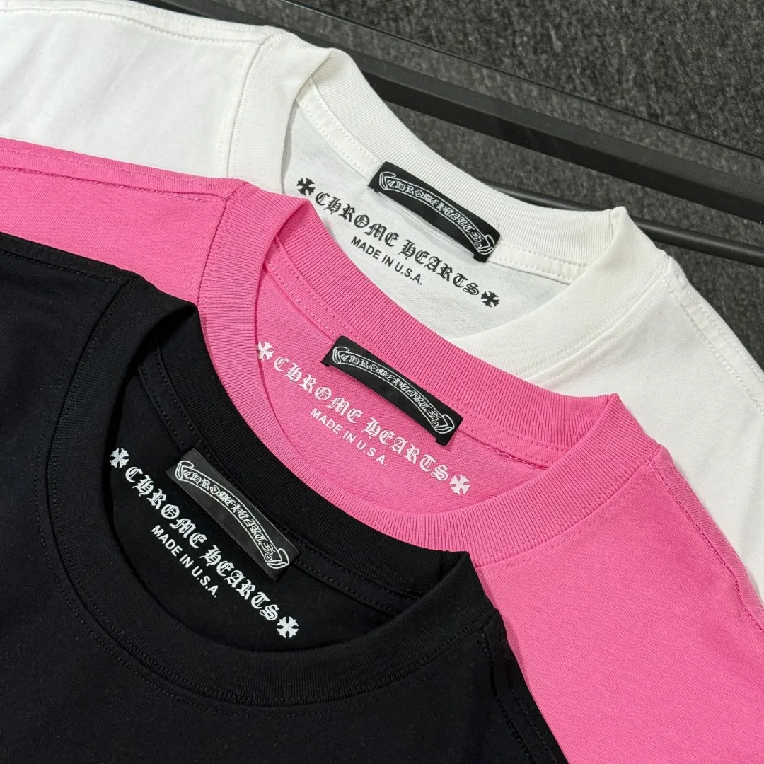 P170 Chrome Hearts Chrome Hearts 25 high version. The fabric is made of 300 grams of high-density cotton. It does not deform or shrink. It has three labels. It is the same style for men and women. Technology: digital printing. Color: white, black, pink. SIZE: S-XL